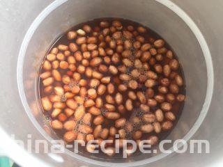 话梅花生米,加入500克水。