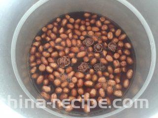 话梅花生米,把6粒话梅放入锅内。