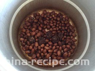 话梅花生米,开着盖用大火收汁即可。