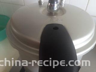 话梅花生米,盖上锅盖开火烧，等高压锅冒气后改中小火煮20--25分钟。