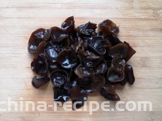 黄瓜拌木耳,干木耳提前泡发，去根洗干净。