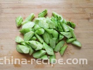 黄瓜拌木耳,切成滚刀块。