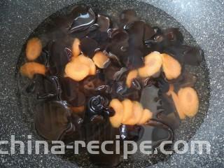 黄瓜拌木耳,锅里放水烧开，下入木耳和胡萝卜焯水一分钟。