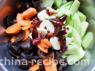 黄瓜拌木耳,将热油泼在蒜片上激出香味。