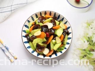 黄瓜拌木耳,装盘,清爽可口的凉拌菜做好啦!