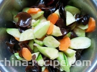 黄瓜拌木耳,搅拌均匀。