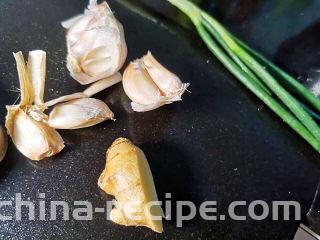 凉拌面筋,葱姜蒜，蒜不必全去皮