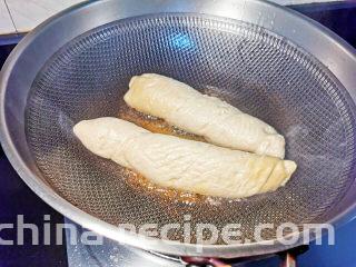 凉拌面筋,下锅煎炸