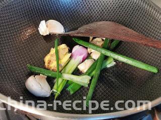 凉拌面筋,葱姜蒜入锅