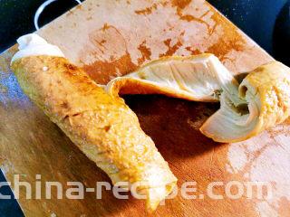 凉拌面筋,放凉后的面筋，从划刀的口子撕开