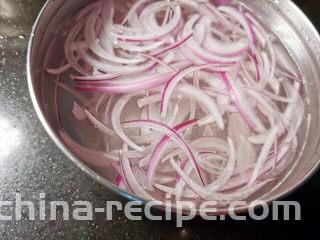 凉拌面筋,洋葱切细丝泡水备用