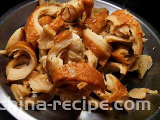 凉拌面筋,全部撕好码在一起更像烧鸡