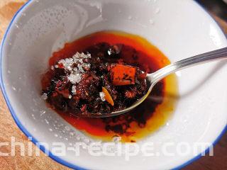 凉拌面筋,油辣椒，生抽，糖调好，这是凉拌酱汁