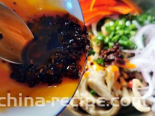 凉拌面筋,倒入凉拌酱汁