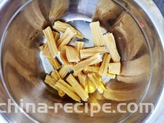 腐竹拌芹菜,腐竹剪成拇指长度