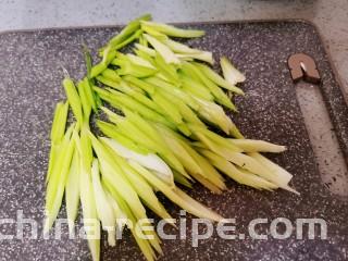腐竹拌芹菜,芹菜斜刀切段