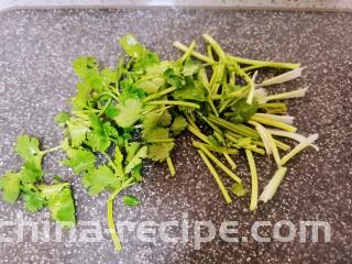 腐竹拌芹菜,香菜切段