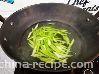 腐竹拌芹菜,芹菜焯水