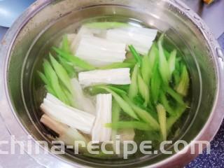腐竹拌芹菜,用凉水降温