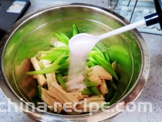 腐竹拌芹菜,加入盐