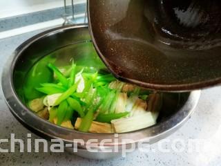 腐竹拌芹菜,泼在食材上