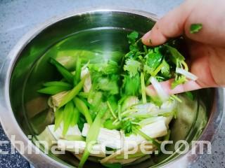 腐竹拌芹菜,放入香菜段