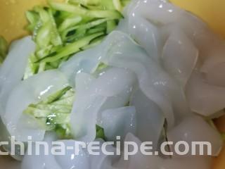 麻辣大拉皮,粉皮加入