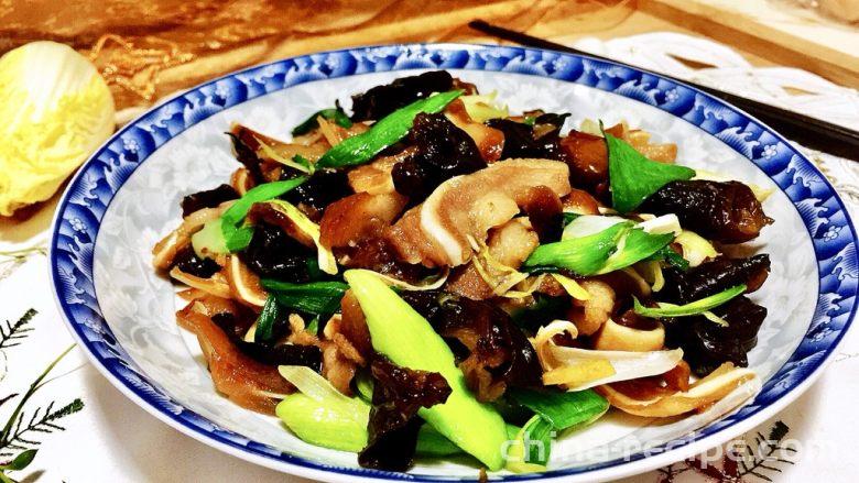The method of stir frying pork ear with garlic sprouts and fungus The method of stir frying pork ear with garlic sprouts and fungus