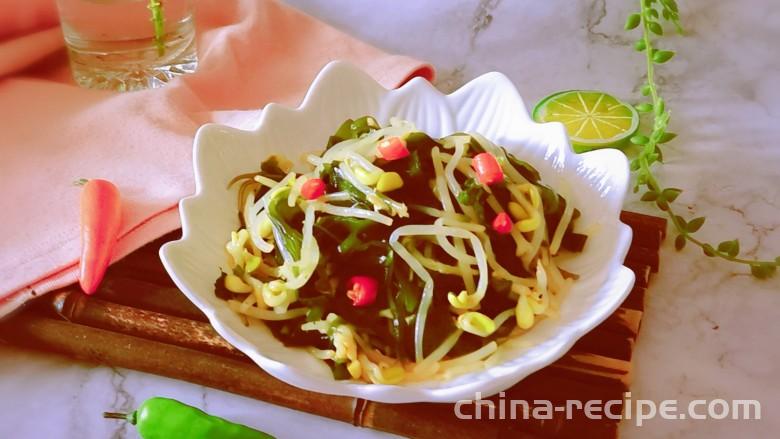 The method of mixing soybean sprouts with seaweed
