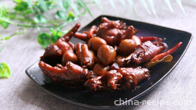 The method of stewing chicken feet with quail eggs The method of stewing chicken feet with quail eggs