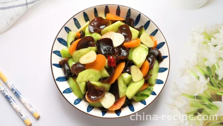 The method of mixing cucumber with fungus The method of mixing cucumber with fungus