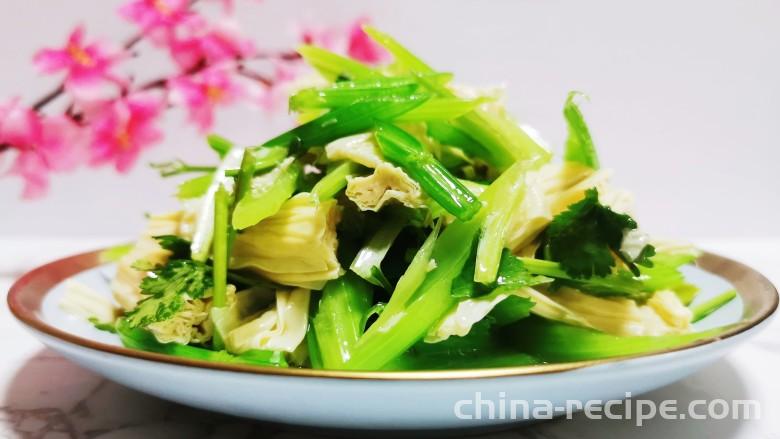 How to mix Rolls of dried bean milk creams with celery How to mix Rolls of dried bean milk creams with celery