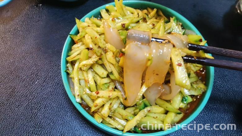 The method of making spicy Da La Pi The method of making spicy Da La Pi