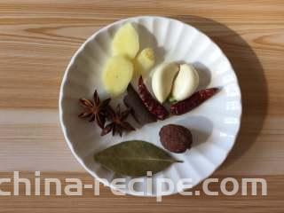 香辣啤酒鸭翅,所有香料用干净的湿抹布擦拭干净，生姜去皮切片；