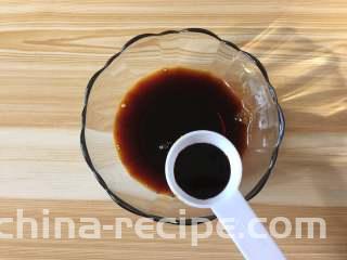 香辣啤酒鸭翅,加入老抽，待用；