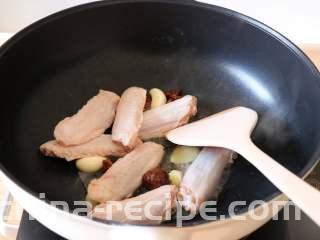 香辣啤酒鸭翅,倒入鸭翅，时不时的翻炒几下；