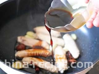香辣啤酒鸭翅,倒入生抽、老抽，翻拌均匀；