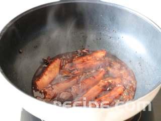 香辣啤酒鸭翅,煮至汤汁收干，撒少许熟白芝麻点缀一下即可；