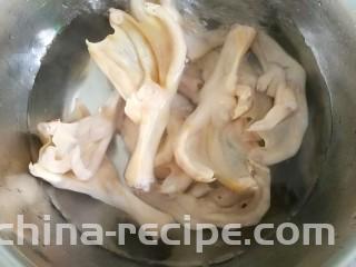 卤香辣鸭爪,焯好水的鸭爪，捞起来放入冷水中泡一会