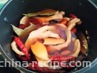 卤香辣鸭爪,再加入没过鸭爪的清水，还要加3克盐，盖上盖子中小火焖25分钟，然后开盖大火收汁五分钟，就可以出锅啦！为了更入味，建议鸭爪泡在卤水里泡一小时以上