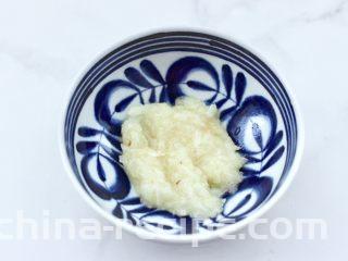 三七叶凉拌花生米,大蒜去皮后捣成泥状，放入碗里。