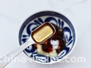 三七叶凉拌花生米,加入香醋增加口感。