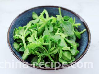 三七叶凉拌花生米,把沥干水分的三七叶，放入一个大一点的容器里。