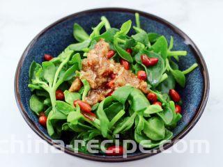 三七叶凉拌花生米,再倒入做好的拌菜汁。