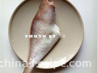 豉香耗儿鱼,耗儿鱼洗净，剪去鱼鳍、鱼尾；用适量盐涂抹均匀，腌制片刻；
