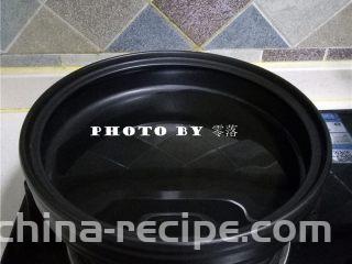 豉香耗儿鱼,塔吉锅用姜片擦一擦锅底，然后倒入适量植物油烧热；