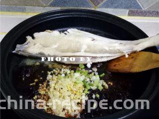 豉香耗儿鱼,放入姜末、蒜末、葱白炒香；