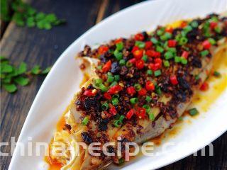 豉香耗儿鱼,撒葱花、小米辣；【豉香耗儿鱼】做好啦。