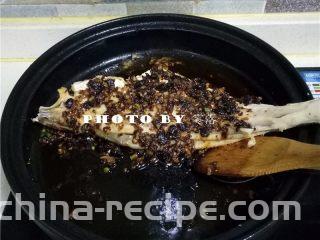 豉香耗儿鱼,调入适量白糖，提鲜；