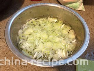 浅草鸡肝丼,葱花加冷水，浸泡15分钟。